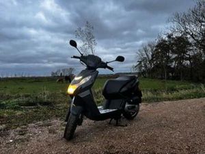 PEUGEOT KISBEE 2021 - 11510 KM - SCHADE LINKS — SCOOTERS | PEUGEOT — MARKTPLAATS