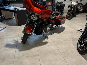 ② HARLEY DAVISON STREET GLIDE CVO
