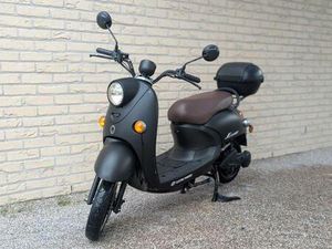 ② ELEKTRISCHE SCOOTER LEONE ARROW