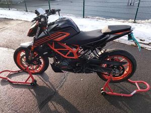 KTM DUKE 125 SUPER GEPFLEGT. UNFALL FREI, MIT ANBAUTEILEN