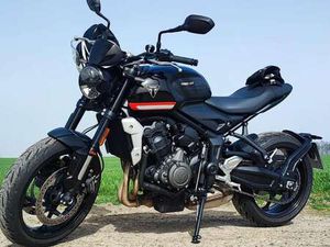 TRIUMPH TRIDENT 660
