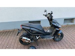 BENELLI 49X QUATTRONOVE WENIG KILOMETER 50CCM ROLLER MOPED 2 TAKT