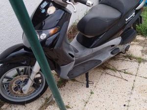 SCOOTER PIAGGIO BEVERLEY 125 BON ÉTAT PEU ROULÉ 8800KM JUIN 2004 PRIX 850EUROS