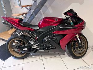 YAMAHA R1