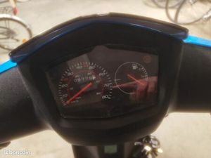 SCOOTER PEUGEOT KISBEE 50 – 2023 – EXCELLENT ÉTAT – 1200