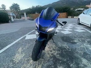 YAMAHA R7