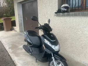 PEUGEOT KISBEE 50 4T PARFAIT ÉTAT AVEC ACCESSOIRES