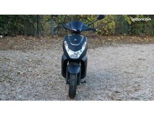 PEUGEOT SCOOTER KISBEE BLACK EDITION COMME NEUF