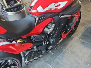 MOTO DUCATI DIAVEL V4