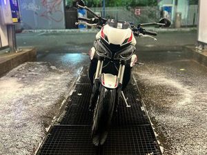 TRIUMPH STREET TRIPLE 660