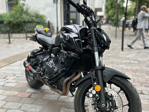 YAMAHA MT-07 — BLACK 2022 (A2) — AKRAPOVIC CARBONE