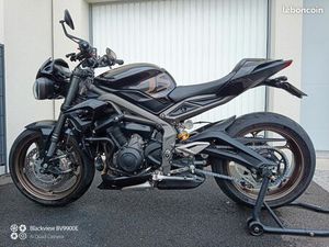 TRIUMPH STREET TRIPLE 765 RS CARBON BLACK
