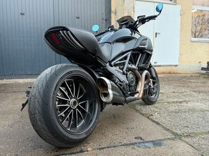 DUCATI DIAVEL 1200 MIT KLEINEN UMBAUTEN DESMO NEU