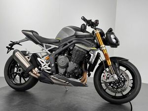TRIUMPH SPEED TRIPLE 1200 RS *TOP-ZUSTAND *1. HAND