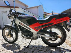 MOTORIZADA SUZUKI EM ÓTIMAS CONDIÇÕES