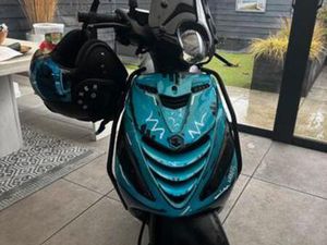 CUSTOM PIAGGO ZIP 4T 50CC + CUSTOM BOXER HELM — SCOOTERS | PIAGGIO — MARKTPLAATS