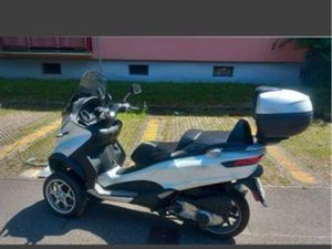 MP3 300 BUSINESS CONTRE SCOOTER 125 RÉCENT