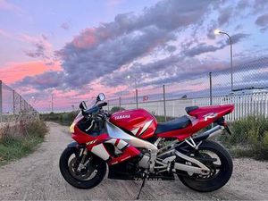 YAMAHA - R1