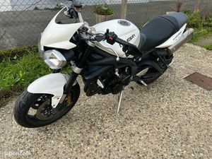 TRIUMPH STREET TRIPLE R 675