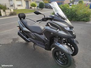 TRICITY 300 PREMIÈRE MAIN