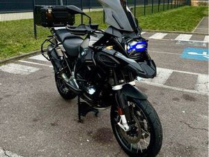 BMW R1250GS ADVENTURE TRIPLE BLACK FULL OPTIONS 5 PACKS LIGNE AKRAPOVIC COMPLET NOIR SHIFTERPRO