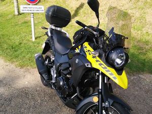 SUZUKI V STROM 250 CM3 TRÈS BELLE