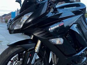 ② KAWASAKI Z1000SX 2016