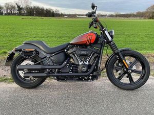 HARLEY-DAVIDSON STREET BOB 114, JEKYLL & HYDE, VORV. FUßRAS