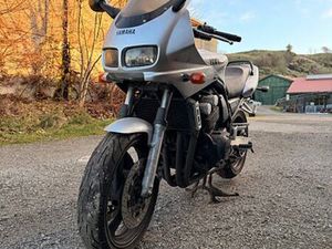 YAMAHA FZS 600