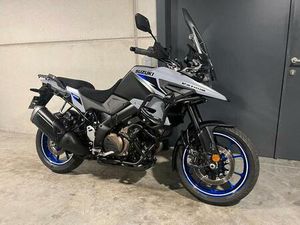 ② SUZUKI DL 1050 V-STROM MET OPTIES