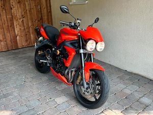 TRIUMPH STREET TRIPLE R 675