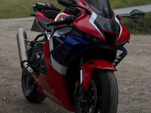 HONDA CBR 1000 RRR SC82