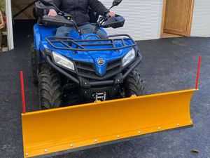 450S 4X4 MIT SCHNEESCHILD UND HECKKOFFER