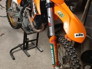 VENDS MOTO CROSS KTM 250 SX-F 2012, TRÈS BON ÉTAT, UTILISÉE SEULEMENT 2 SORTIES.■ÉCHANGE POSSIBLE CONTRE PETITE VOITURE.■CONTACT VIA MESSAGERIE LEBONCOIN