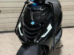 ZIP BROM 2023 FULL OPTION GEEL KENTEKEN — SCOOTERS | PIAGGIO — MARKTPLAATS