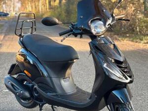 ◊ ZEER NETTE PIAGGIO ZIP SP BROM 2020 BLACK ON BLACK! ◊ — SCOOTERS | PIAGGIO — MARKTPLAATS