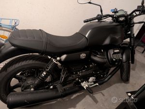 MOTO GUZZI V7 STONE CON BMW F900R