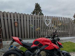 DUCATI STREETFIGHTER V4