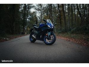 YAMAHA R7