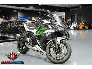2022 KAWASAKI NINJA® 650 PEARL ROBOTIC WHITE/METALLIC CARBON GRAY