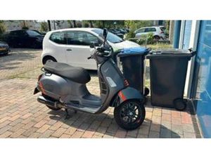 VEEPA 300 GTS HPE SUPERSPORT MET AKRAPOVIC — SCOOTERS | VESPA — MARKTPLAATS
