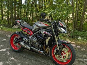 STREET TRIPLE RS