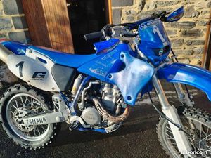 MOTO D'ENDURO DE 2000 AVEC ACCESSOIRES