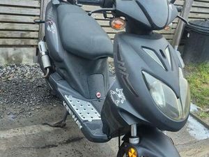 ② KEEWAY FACT A KLASSE MET PAPIEREN START EN RIJD