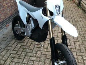 ② STARK VARG SUPERMOTO VANAF NU LEVERBAAR