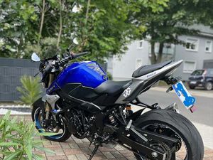 SPORTLICH & GEPFLEGT: SUZUKI GSR 750A MIT YOSHIMURA & ZUBEHÖR
