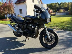 YAMAHA FZS 600