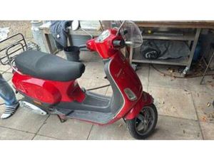 VESPA LX50 LX 50 4 TAKT NIEUWE ACCU BOUGIE EN ACHTERBAND — SCOOTERS | PIAGGIO — MARKTPLAATS