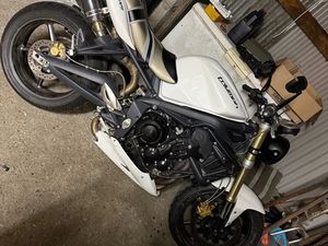 TRIUMPH STREET TRIPLE 675