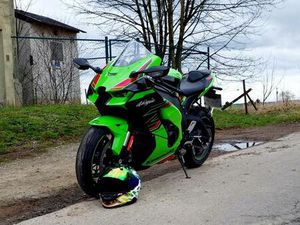 ② KAWASAKI NINJA ZX10R